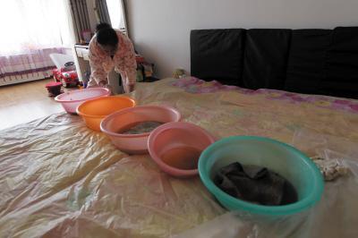 兴仁楼上漏水，住户失联，小区没物管，业主维权难！律师来支招……
